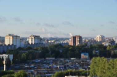 Odaklanamayan ve bulanık arkaplan. Modern bir kentsel bölgenin panoramik görüntüsü. Yaz, güneşli gün.