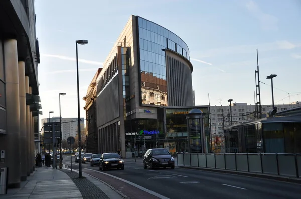 Blick Auf Die Stadtstraße Moderne Häuser Und Geschäfte Der Stadt — Stockfoto
