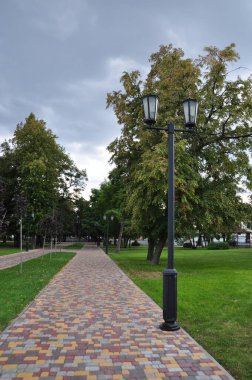 Şehir meydanının panoramik manzarası. Meydanın arka sokağında çok renkli taşlar var. Güzel lambalı fener..