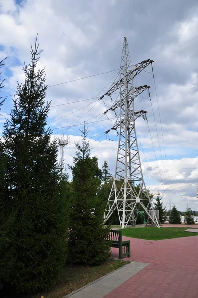 電源ラインのための大規模な金属サポート 公園内の送電塔 — ストック写真