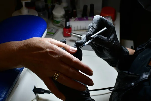 Manicura Maestro Aplica Barniz Las Uñas Mano Una Mujer —  Fotos de Stock