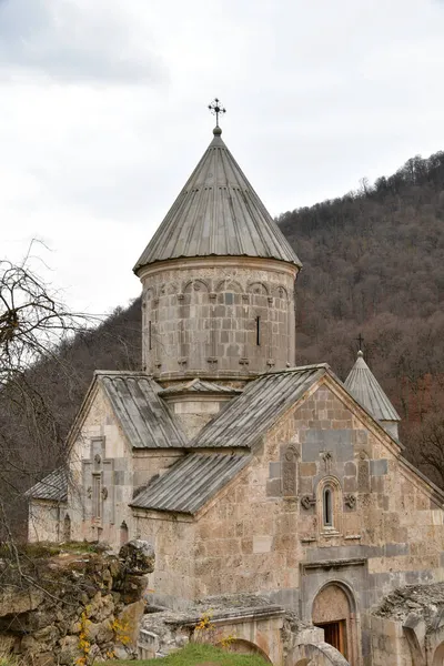 Utsikt Över Haghartsinklostrets Stenkyrka Utsikt Över Klostret Mot Bakgrund Bergen — Stockfoto