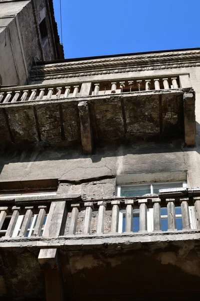 Eski Taş Evin Balkon Manzarası Alçıdan Düşmüş Balkonlar Eski Şehrin — Stok fotoğraf