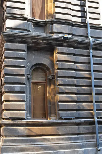 Güzel Görünüşlü Eski Bir Bina Manzarası Kemerli Pencereler Taş Elementlerle — Stok fotoğraf