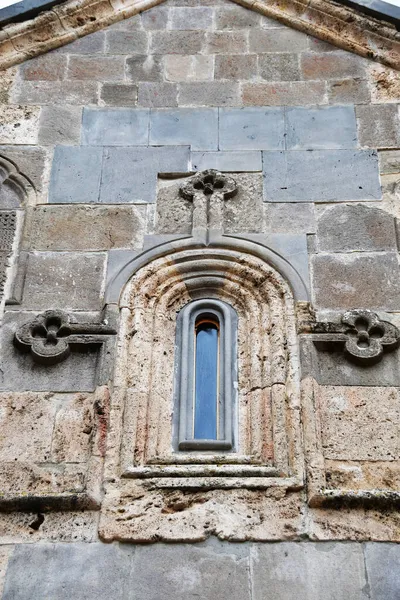 Una Pequeña Ventana Estrecha Pared Una Antigua Casa Piedra Ventana — Foto de Stock