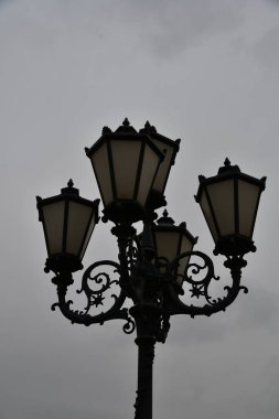 Beş gölgeli bir fener. Gökyüzüne karşı fener.