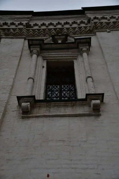 Belle Fenêtre Dans Ancien Mur Monastère Fenêtre Avec Colonnes Pierre — Photo