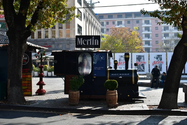 Οδός Καφέ Merlin Στο Ερεβάν Μορφή Ατμομηχανής Νοεμβρίου 2021 Ερεβάν — Φωτογραφία Αρχείου