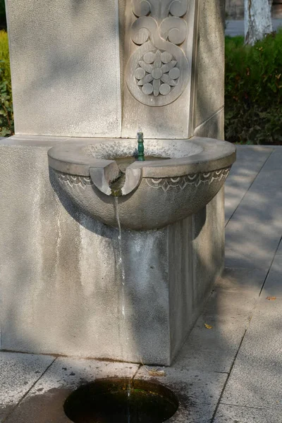 Открытый Питьевой Фонтан Питьевой Водой Каменный Питьевой Фонтан Городской Улице — стоковое фото
