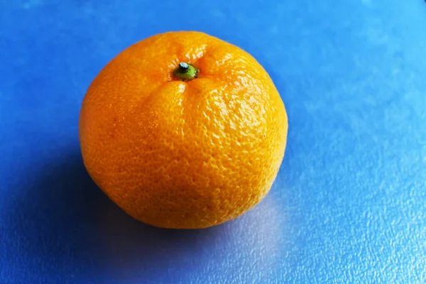Große Gelbe Mandarine Großaufnahme Mandarine Auf Blauem Hintergrund Hintergrund Design — Stockfoto