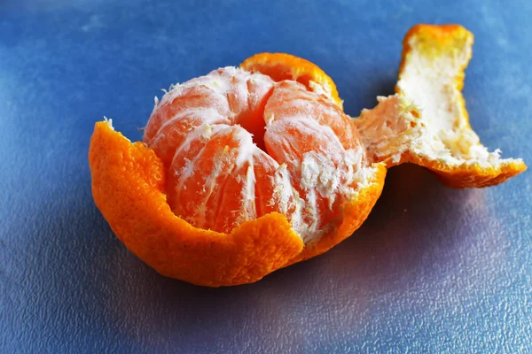 Peeled Tangerine Blue Background Tangerine Slices Peel — Stock Photo, Image