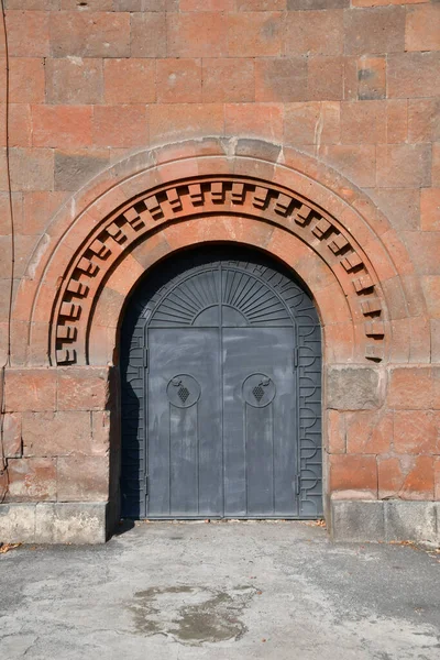 Beautiful Metal Gate Stone Wall Arch Gate Stone — Stock Photo, Image