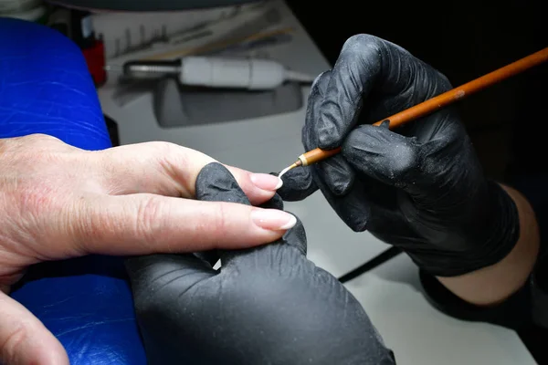 Manicurist Applies White Varnish Nails Art Manicure — Stock Photo, Image