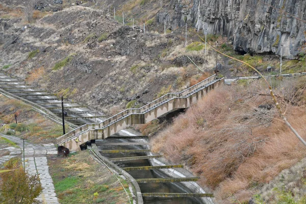 Kanallı Bir Vadi Manzarası Dağın Arka Planındaki Kanal Kanalın Üzerindeki — Stok fotoğraf