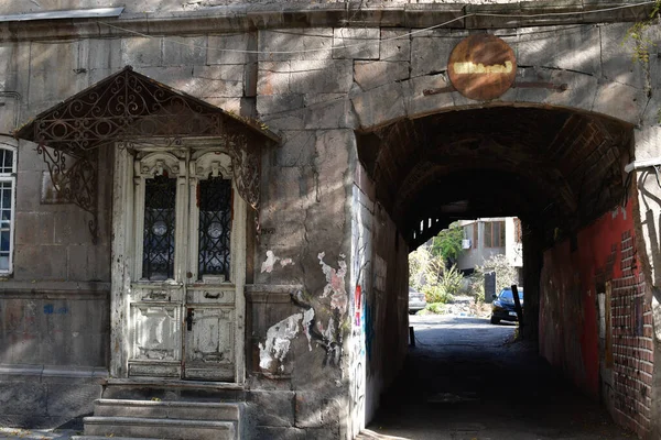 Beyaz Kapısı Olan Harap Olmuş Eski Bir Kemerli Girişi Kapalı Telifsiz Stok Fotoğraflar
