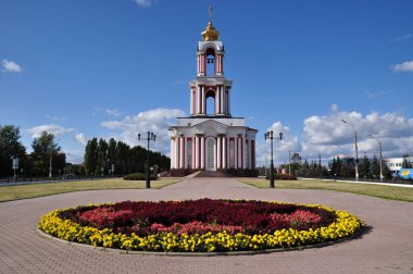 Tapınaklı bir meydan. Muzaffer Büyük Şehit George 'un anısına bir tapınak. 06 Ağustos 2021, Kursk, Rusya.