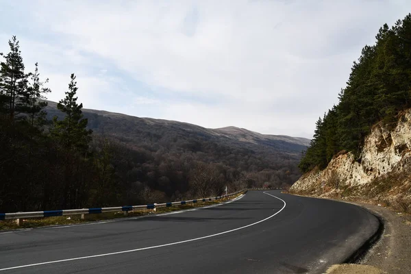 Vista Estrada Nas Montanhas Viradas Afiadas Estrada Contra Fundo Das — Fotografia de Stock