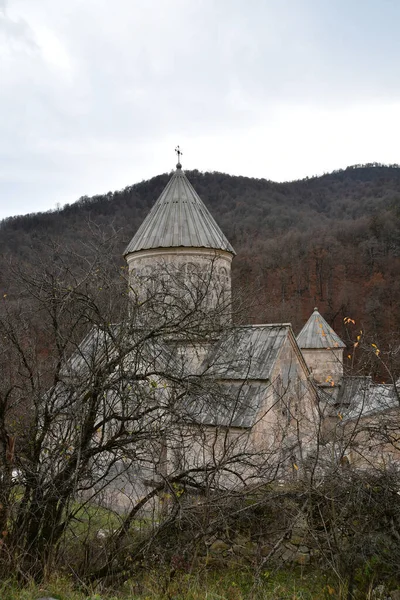 Vecchio Monastero Montagna Una Chiesa Pietra Con Tetto Conico Croce — Foto Stock