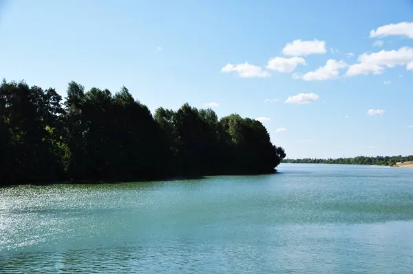 Vue Panoramique Sur Lac Île Journée Ensoleillée Arbres Verts — Photo