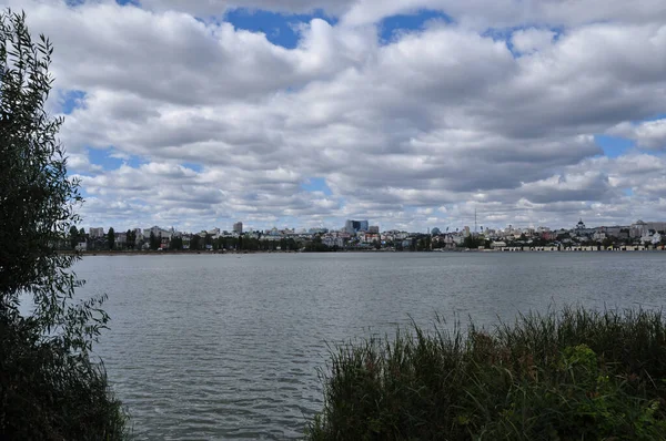 Панорамний Вид Місто Вид Озеро Житлові Будівлі Літній Пейзаж — стокове фото