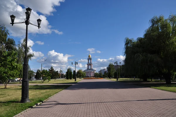 Панорамный Вид Городскую Площадь Церковь Летний Солнечный День Городе — стоковое фото