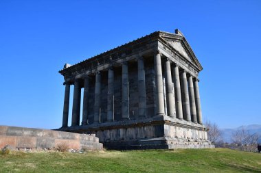 Pagan tapınağının manzarası. Dağların arka planında sütunları olan taş tapınak..