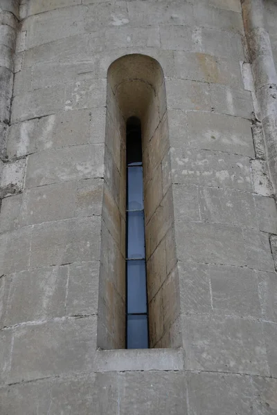 Узкое Арочное Окно Окно Каменной Башне Стена Больших Каменных Блоков — стоковое фото