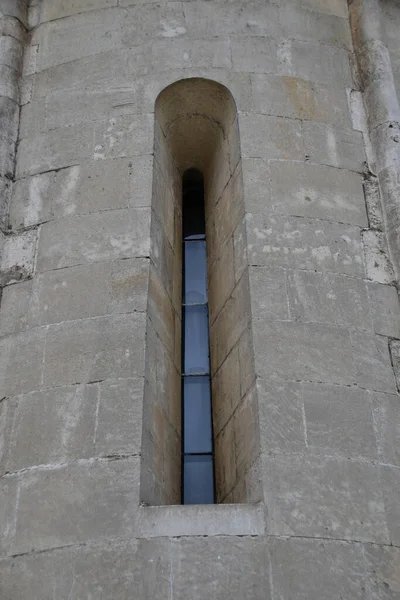 Finestra Arco Stretto Una Finestra Una Torre Pietra Muro Grandi — Foto Stock