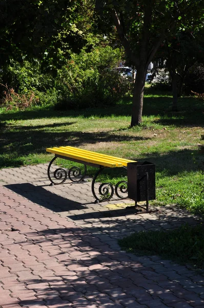 Gele Houten Bank Het Park Bench Een Gedraaide Metalen Voet — Stockfoto