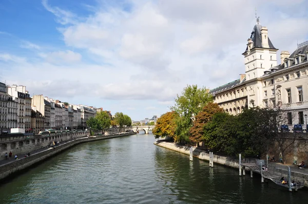 Paris 'teki Seine Nehri' nin panoramik manzarası. Nehir kenarı ve eski evler. 19 Eylül 2018, Paris, Fransa.