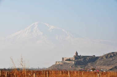 Eski manastırın panoramik manzarası ve Ararat Dağı 'nın karlı zirvesi. Sisin içindeki dağ.