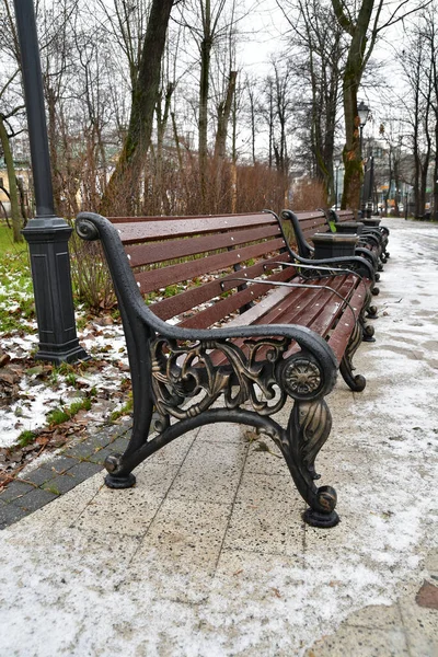 公园里的花园长椅 木制铸铁长椅 — 图库照片