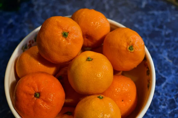 Ripe Yellow Tangerines Plate Tangerines Background Blue Table Top — Stock Photo, Image