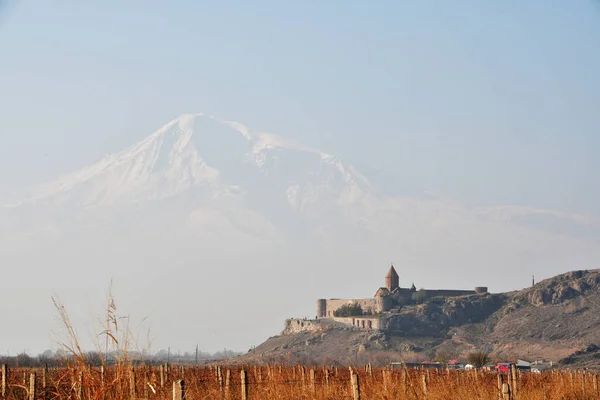 Panoramatický Výhled Starý Klášter Zasněžený Vrchol Hory Ararat Hora Mlze — Stock fotografie