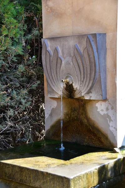 Die Trinkwasserquelle Der Stadt Trinkwasser Einer Steinstruktur — Stockfoto