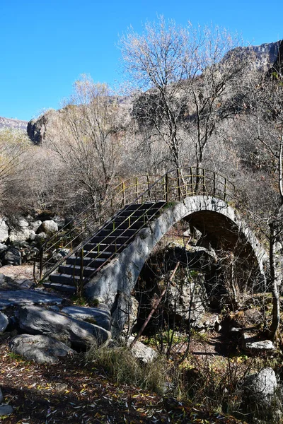 Malý Klenutý Most Přes Horský Potok Most Přes Potok Pozadí — Stock fotografie