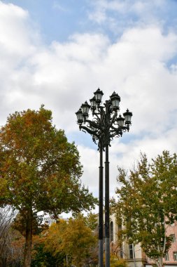 Büyük bir sokak lambası. Beş lamba ile aydınlatma direği.