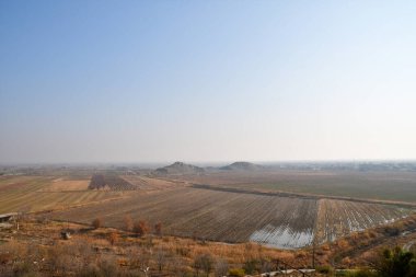 Yağmurdan sonra ekilen tarlaların panoramik görüntüsü. Tarladaki yağmurdan oluşan büyük su birikintileri..