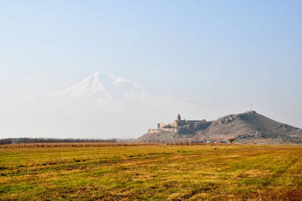 Panorámás Kilátás Ősi Kolostorra Sziluett Hófödte Csúcs Ararat — Stock Fotó