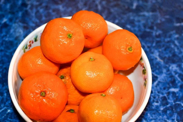 Mogna Gula Tangeriner Stor Platta Platta Med Tangeriner Bakgrunden Blå — Stockfoto