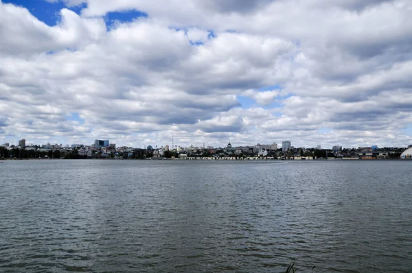 Панорамний Вид Велике Озеро Берегову Лінію Житловими Будівлями Небі Білі — стокове фото