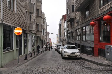 İstanbul Caddesi. Cobblestone sokağı ve konut binaları. 05 Ocak 2014 İstanbul, Türkiye.