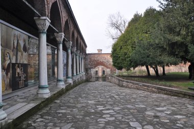 Büyük düz taşlarla döşenmiş eski bir yol. Sarayın sütunları. 05 Ocak 2014 İstanbul, Türkiye.