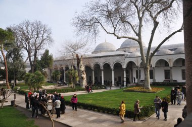 Topkapı Sarayı 'nın avlusunda. Sarayın eski binalarının yakınındaki turistler. 07 Ocak 2014 İstanbul, Türkiye.