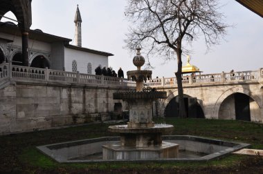 Topkapı Sarayı 'nın iç avlusu. Parkın arka sokağı büyük taşlardan yapılmıştır. 07 Ocak 2014 İstanbul, Türkiye.