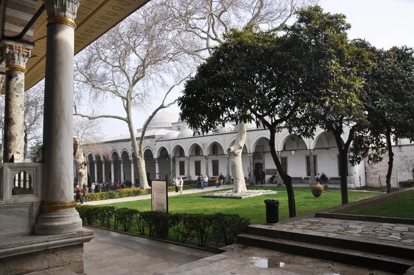 Eski saray evleri. Sütunlu tek katlı binalar. 05 Ocak 2014 İstanbul, Türkiye.