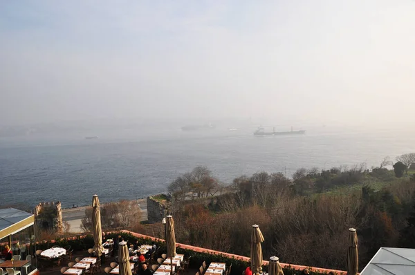 Uitzicht Bosporus Ochtendmist Onder Zeestraat Schepen Zeestraat — Stockfoto