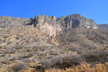 Dik yamaçlı dağların panoramik manzarası. Sonbahar dağ manzarası.