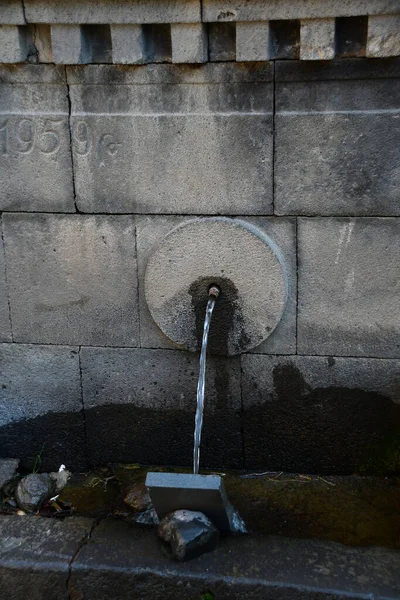Питьевая Вода Льется Каменной Стены Дата Стене 1959 Год — стоковое фото