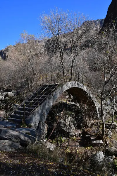 Vertikální Foto Obloukový Most Přes Horský Potok Podzimní Panorama Horách — Stock fotografie